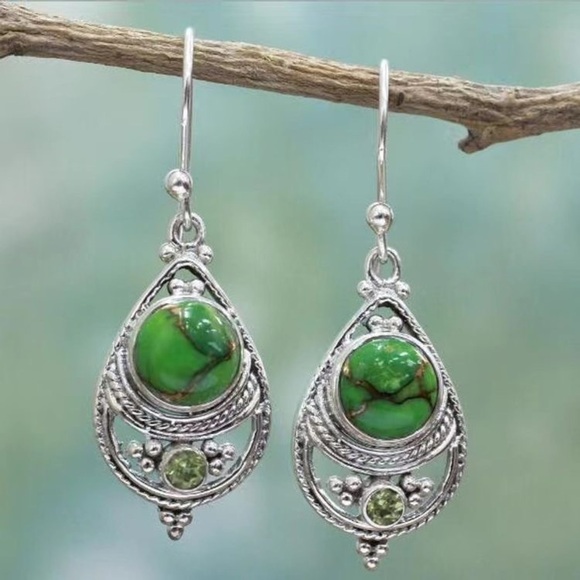 Vintage style boho festival silver tone and green dangle earrings - Picture 1 of 6
